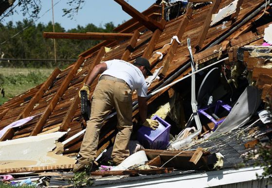 9 души загинаха при торнадо в САЩ. Снимка: EPA/БГНЕС