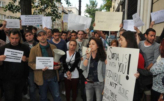 Турски студенти протестират в София, солидарни с Истанбул