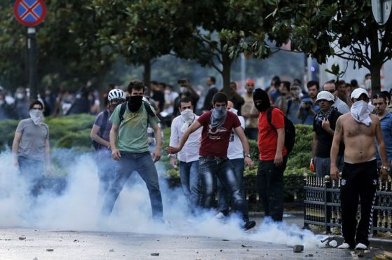 Стотици ранени в най-тежката нощ на кървави размирици в Турция