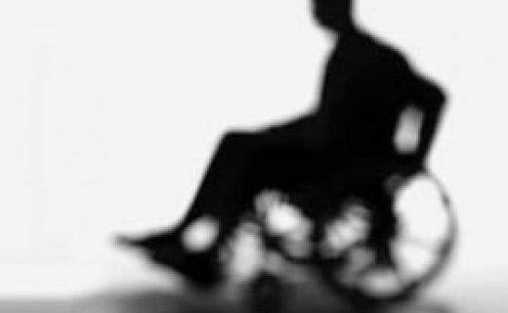 Студент в инвалидна количка съди ВУЗ: Носили го на ръце до изпитната зала