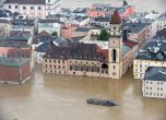 Реката в сърцето на Прага прелива, Пасау е блокиран (снимки)