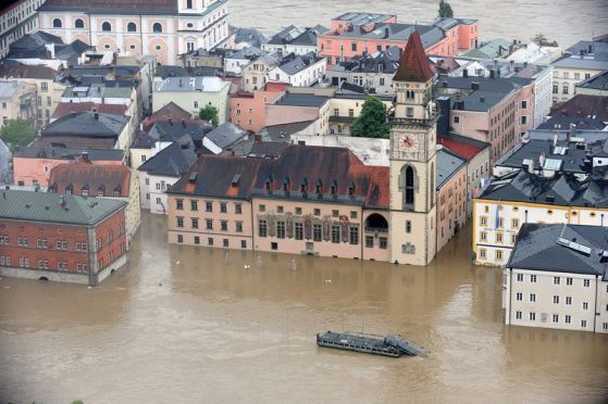 Реката в сърцето на Прага прелива, Пасау е блокиран (снимки)