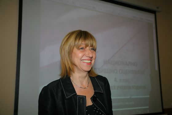 Анелия Клисарова, министър на образованието Снимка: OFFNews
