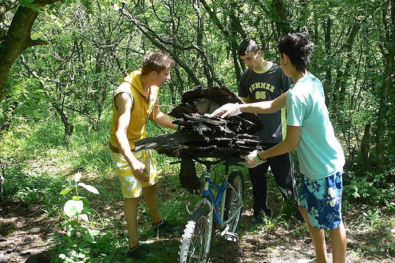 Доброволци изнасят боклук от Витоша. Снимка: WWF