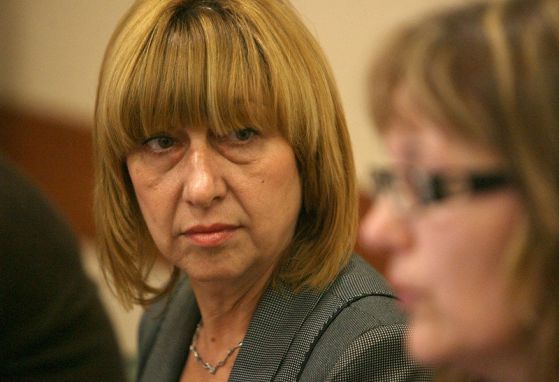 Клисарова няма да спре скандалните програми по литература