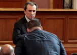 ГЕРБ посрещнаха Орешарски с "оставка" в парламента