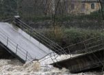 Река Осъм срина мост в Ловеч