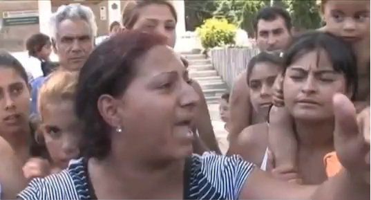 Роми на протест в Раднево - бранят Пеев в ДАНС и парламентаризма (видео)