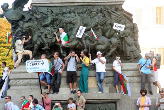 Гневът на България: ден четвърти Снимки: Сергей Антонов
