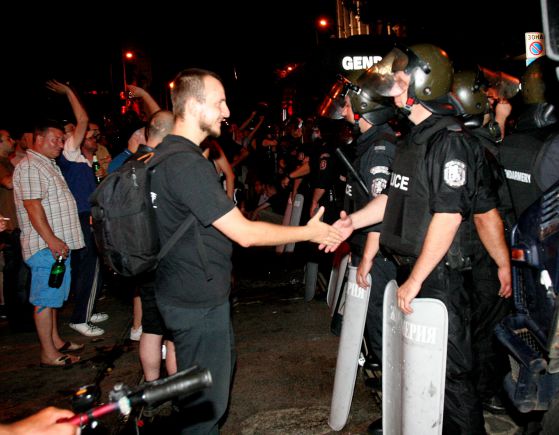 Сприятеляването на протеста с полицията: ден четвърти Снимки: Сергей Антонов