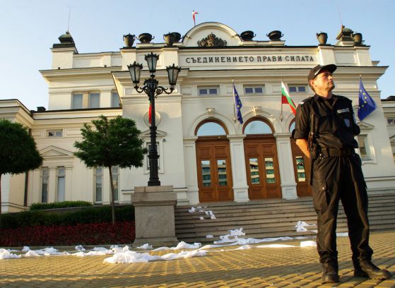 Полиция охранява Парламента при протестите в София. Снимка: Стойн Йотов