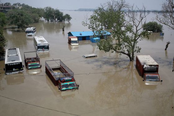Над 550 загинали заради наводненията в Индия (снимки)