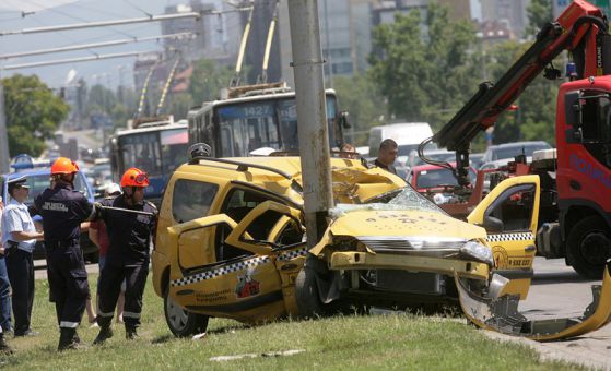 Шофьор на такси загина при катастрофа до хотел 