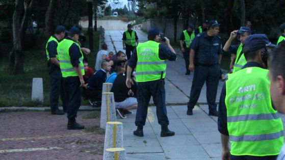 Полицията задържа провокатори. Снимка: Facebook страницата на СДВР