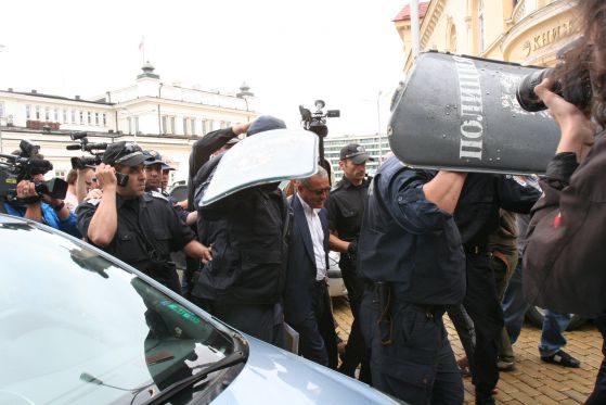 Депутати напускат парламента под охраната на полицията. Снимка: Сергей Антонов, архив