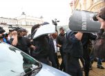 Депутати напускат парламента под охраната на полицията. Снимка: Сергей Антонов, архив