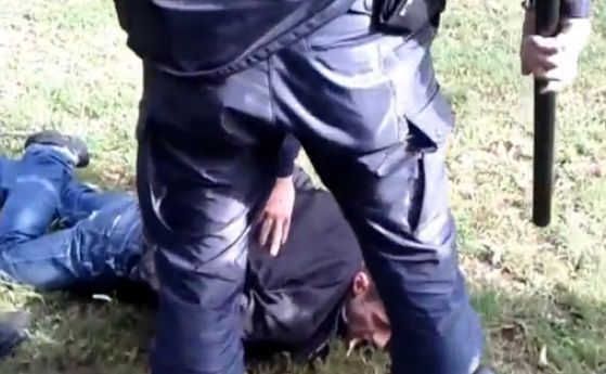 Балетист ранен на протеста пред парламента (видео)