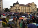 Над 1000 на площада въпреки пороя в 16-ия ден от протестите