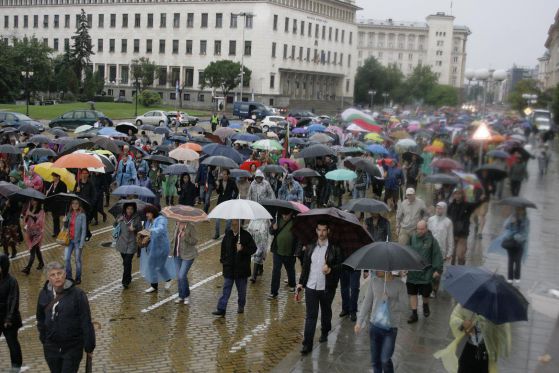Протест в дъжда, 30 юни. Снимка Юлий Глушков