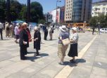 Стотина се събраха пред НДК в подкрепа на Орешарски