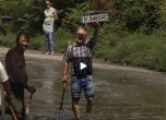 15 шофьори загубиха номерата си на наводнен път (видео)