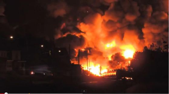 Влак с гориво експлодира в Канада и опожари цял град (видео)