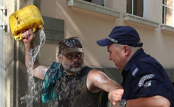 Чавдар Янев опита да се самозапали. Снимка: БГНЕС