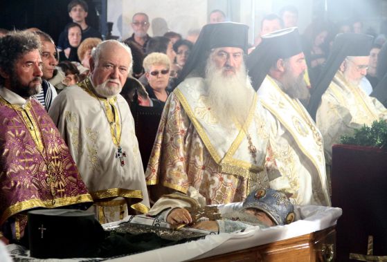 Поклонение пред тленните останки на митрополит Кирил. Снимка: Булфото