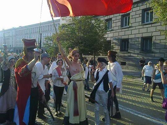 Гологърдата Свобода поведе шествието на 30-ия ден от протестите. Снимка: Владимир Йончев