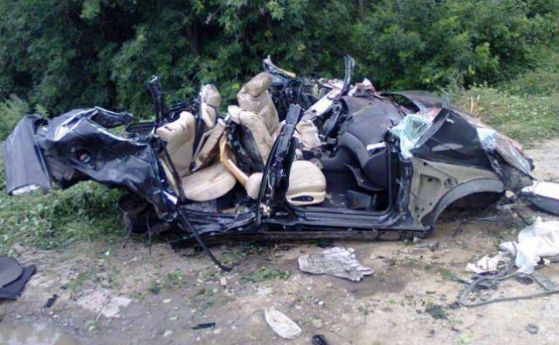 Автомобилът след катастрофата, при която загинаха петима младежи. Снимка: Мариета Николаева, bTV
