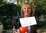 Мая Манолова с подаръка си от протестиращи - домат с послание от феновете на БСП в кв. "Изгрев".