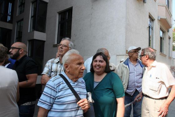 Пенсионери, Шамара и хора от БСП протестираха пред френското посолство (снимки)