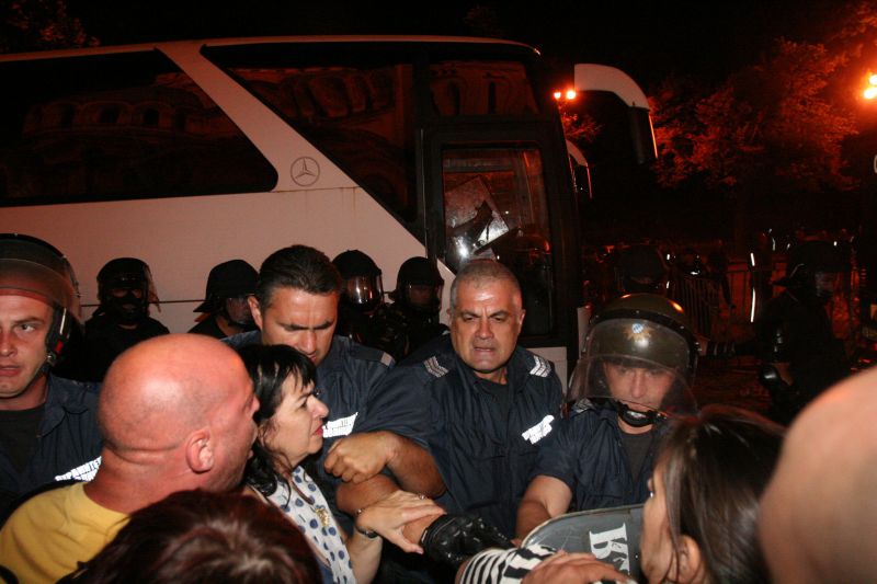 Изведоха депутатите