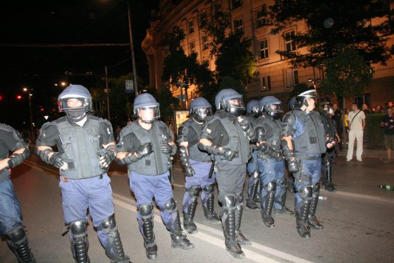Петима полицаи са пострадали при снощните протести