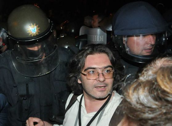 Авторът по време на сблъсъците при депутатския автобус. Снимка: Евгени Димитров