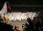 Покритите с чаршафи тела на жертвите на катастрофата в Италия Снимка: ЕПА