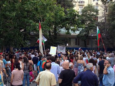 1 август 2013 г.: Протестът скандира “Мафия” под прозорците на бъдещия апартамент на Цветан Василев.