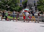 Българи изписаха ОСТАВКА с телата си на протест в Монреал (снимки)