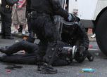 56 полицаи са ранени при сблъсъци с протестиращи в Белфаст, Снимка: BBC