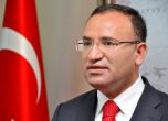 Журналист нападна турския вицепремиер 