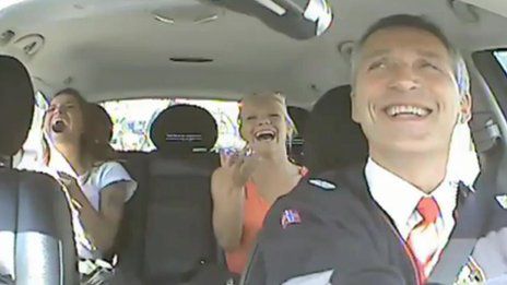 Премиерът на Норвегия кара такси, за да разбере как живеят сънародниците му.