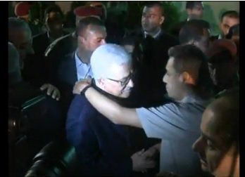 Президентът на Палестина Махмуд Абас посреща освободените затворници