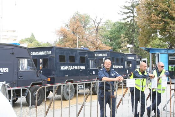 Полицията заварди парламента, няма видимост към депутатите