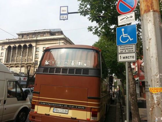 Автобус, паркиран на място за инвалиди. Снимка: Атанас Чобанов