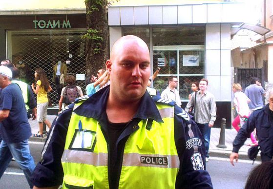 Полицаят с цветущия език. Снимка OFFNews