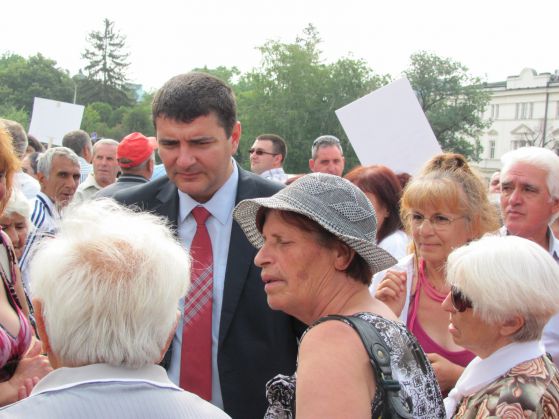 Депутатът от БСП Борис Цветков сред контрапротеста