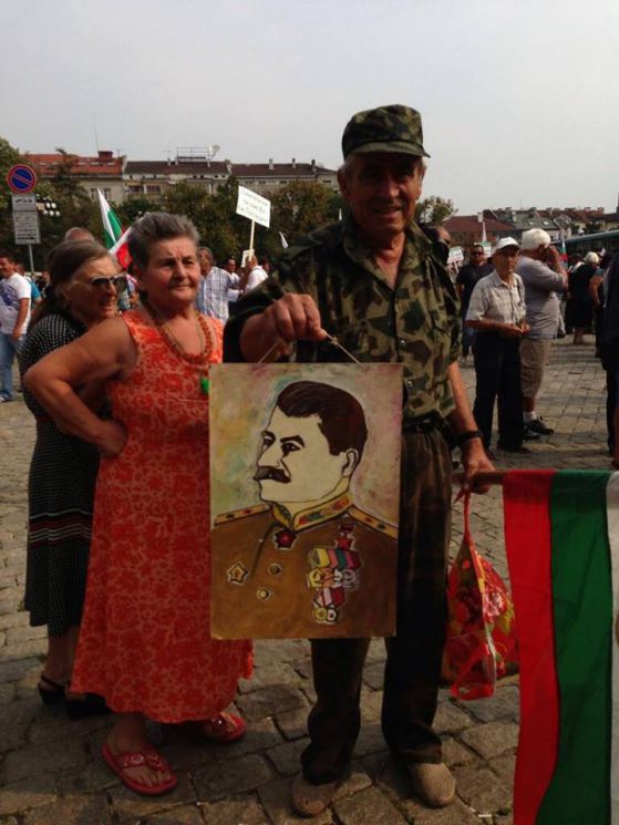 Човек във военна униформа дойде с портрет на Сталин на контрапротеста.
