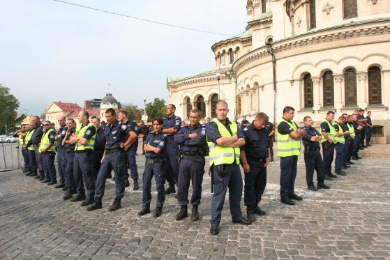 Полицаи пазят парламента. Снимка: Сергей Антонов
