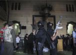 Египетски полицаи охраняват помещение в джамията "Ал Фатх". Снимка: Ройтерс