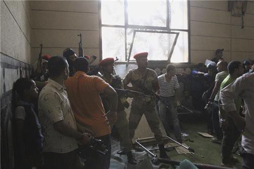 Египетските ислямисти подготвят нов ден на размирици в Кайро и страната